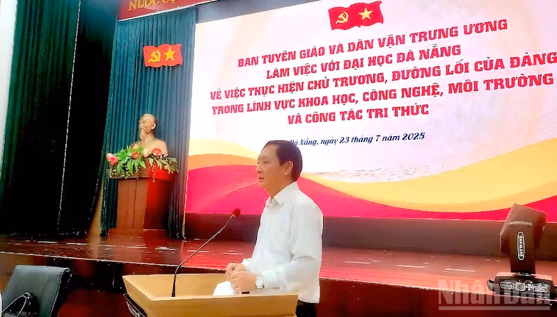 Đồng chí Huỳnh Thành Đạt, Phó Trưởng Ban Tuyên giáo và Dân vận Trung ương phát biểu tại buổi làm việc. (Ảnh: ĐÌNH TĂNG)