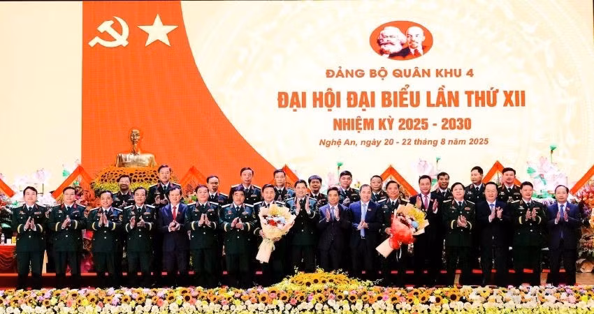 Ban Chấp hành Đảng bộ Quân khu 4 nhiệm kỳ 2025-2030 ra mắt Đại hội và nhận nhiệm vụ.