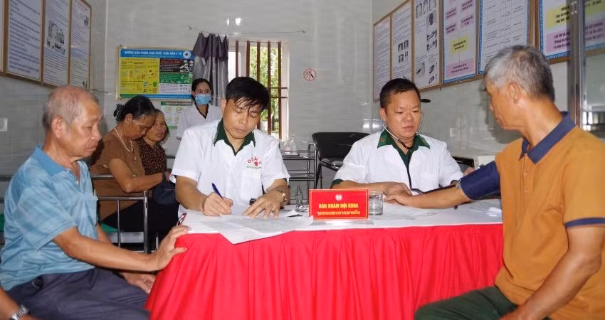 Người dân ở khu vực biên giới Việt Nam-Lào được khám sức khỏe. 