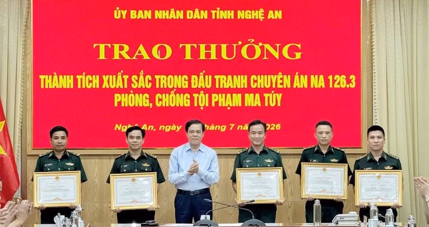 Chủ tịch Ủy ban nhân dân tỉnh Nghệ An trao thưởng cho các cá nhân có thành tích xuất sắc trong đấu tranh chuyên án NA 126.3.