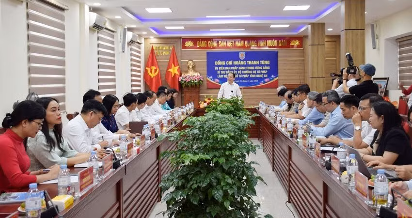 Quang cảnh buổi làm việc.