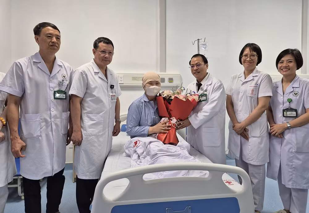 Lãnh đạo Bệnh viện 19-8 chúc mừng bệnh nhân ra viện. 