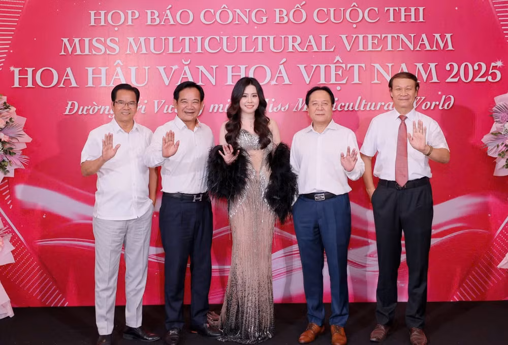 Ban tổ chức, ban giám khảo chụp ảnh lưu niệm tại buổi họp báo.