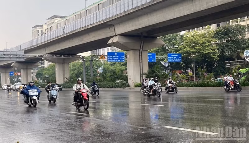 Dự báo khu vực Hà Nội sáng có mưa, mưa vừa và dông. (Ảnh minh họa: Đ.T)