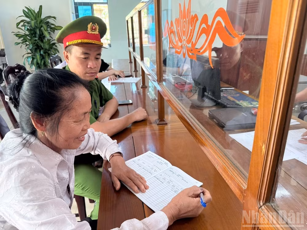 ndo_br_anh-can-bo-cong-an-xa-muong-xen-chung-kien-giai-ngan-von-vay.jpg