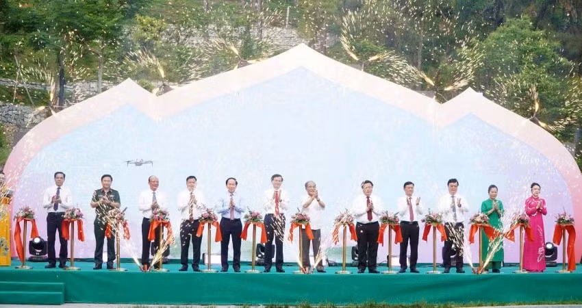 Các đại biểu thực hiện nghi thức cắt băng khánh thành công trình Thác 9 tầng tại khu mộ bà Hoàng Thị Loan.