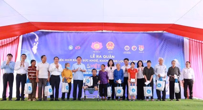 Bộ trưởng Y tế Đào Hồng Lan và Bí thư Tỉnh ủy Nghệ An Nguyễn Khắc Thận cùng các đồng chí lãnh đạo Bộ Y tế, tỉnh Nghệ An tặng quà cho các gia đình có hoàn cảnh khó khăn trên địa bàn tỉnh.