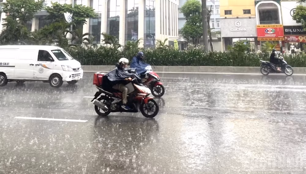 Khu vực Hà Nội có lúc có mưa rào và dông. (Ảnh minh họa: Đ.T)