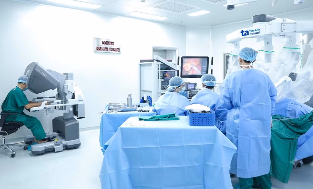 Bác sĩ thực hiện phẫu thuật nhờ sự hỗ trợ của hệ thống robot phẫu thuật Da Vinci Xi.