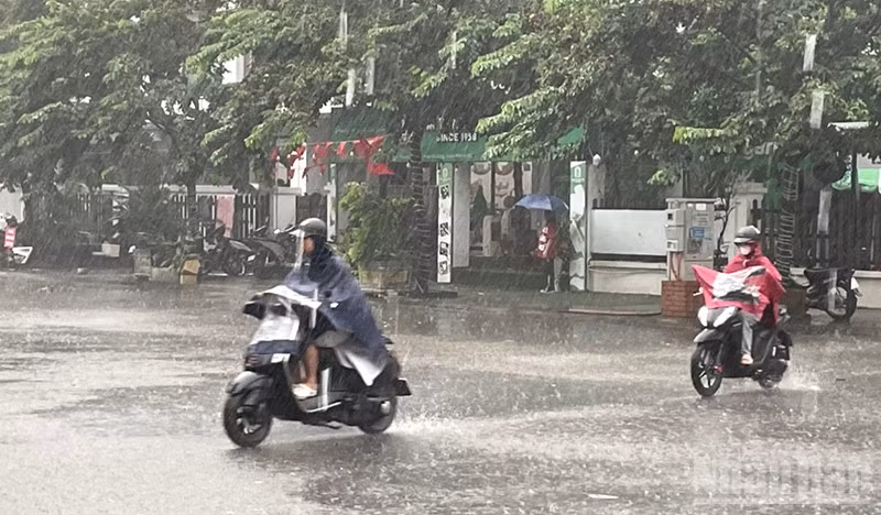 Dự báo khu vực Hà Nội từ chiều tối 7/5 đến ngày 8/5 có mưa, mưa vừa và rải rác có dông, cục bộ có nơi mưa to đến rất to. (Ảnh minh họa: Đ.T)