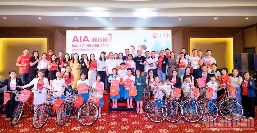 AIA Việt Nam trao tặng hơn 140 chiếc xe đạp và nhiều phần quà với tổng trị giá khoảng 360 triệu đồng cho các học sinh có hoàn cảnh khó khăn trên địa bàn tỉnh Quảng Nam. (Ảnh: ĐÌNH TĂNG)