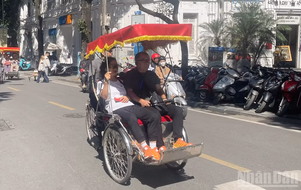 Dự báo khu vực Hà Nội ngày nắng nóng, có nơi nắng nóng gay gắt, đêm không mưa.