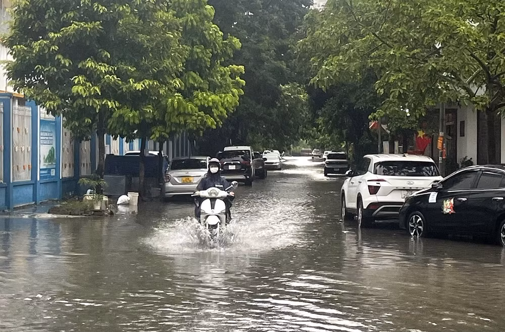 Mưa gây ngập lụt diện rộng tại nhiều tuyến đường ở Hà Nội (Ảnh: Đ.T)