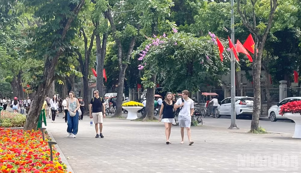 Dự báo khu vực Hà Nội ngày nắng, chiều tối và đêm có mưa rào. (Ảnh minh họa: Đ.T)