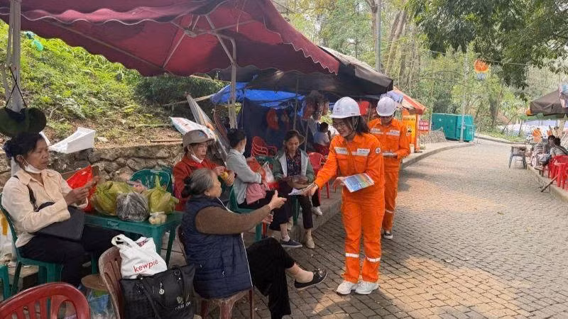 Công nhân ngành điện cũng tăng cường tuyên truyền tiết kiệm diện, an toàn chống cháy nổ đến người dân.