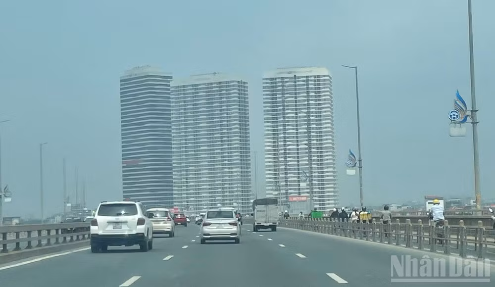 Dự báo có khu vực Hà Nội có mưa vài nơi, sáng sớm có sương mù nhẹ rải rác, trưa chiều giảm mây trời nắng. (Ảnh: Đ.T)
