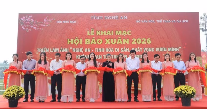 Các đại biểu cắt băng khai mạc Hội Báo Xuân Bính Ngọ 2026.