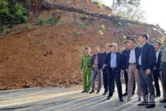 Chủ tịch Ủy ban nhân dân tỉnh Lâm Đồng và lãnh đạo sở, ngành, địa phương liên quan kiểm tra thực tế khu vực sạt trượt trên đèo D'Ran.