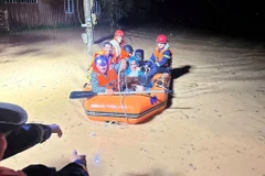 Đội Chữa cháy và Cứu nạn cứu hộ khu vực 2 dùng xuồng hơi giải cứu nhiều người bị cô lập do lũ dâng cao.
