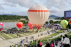 Lễ hội khinh khí cầu tại Quảng trường Lâm Viên-Đà Lạt thu hút đông đảo người dân địa phương và du khách.