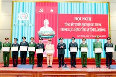 Thiếu tướng Trương Minh Đương, Giám đốc Công an tỉnh Lâm Đồng trao bằng khen của Bộ trưởng Công an tặng các tập thể, cá nhân có thành tích xuất sắc trong thực hiện "Chiến dịch Quang Trung" trên địa bàn. 