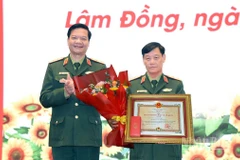 Trung tướng Đỗ Minh Xương, Giám đốc Học viện Lục quân được Chủ tịch nước tặng thưởng Huân chương Bảo vệ Tổ quốc hạng Ba.