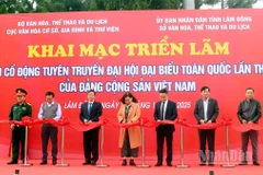 Các đại biểu thực hiện nghi thức khai mạc triển lãm.