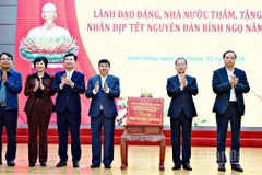Đồng chí Nguyễn Văn Quảng, Bí thư Trung ương Đảng, Chánh án Tòa án nhân dân tối cao trao quà Tết tặng Đảng bộ, chính quyền và nhân dân tỉnh Lâm Đồng.
