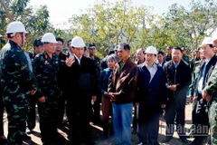 Phó Thủ tướng Chính phủ Bùi Thanh Sơn trò chuyện với gia đình được hỗ trợ xây nhà mới tại cao điểm khởi công “Chiến dịch Quang Trung” tại tỉnh Lâm Đồng.