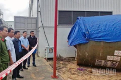 Phó Chủ tịch Ủy ban nhân dân tỉnh Lâm Đồng Đinh Văn Tuấn (giữa) cùng cơ quan chức năng kiểm tra hiện trường vụ việc.