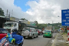 Phương tiện ùn ứ kéo dài trên Quốc lộ 20 đoạn qua thành phố Bảo Lộc, tỉnh Lâm Đồng do đang thi công cống ngang sáng 28/6.