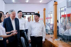 Phó Thủ tướng Nguyễn Hòa Bình cùng lãnh đạo tỉnh Lâm Đồng thực tế hoạt động tại Trung tâm Phục vụ hành chính công xã Đức Trọng.