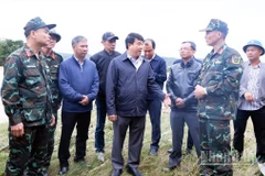 Bí thư Tỉnh ủy Lâm Đồng Y Thanh Hà Niê Kđăm (giữa), thăm hỏi, động viên các lực lượng đang hỗ trợ người dân khắc phục hậu quả thiên tai.