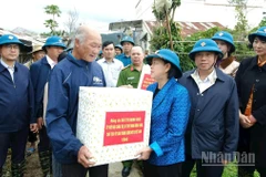 Chủ tịch Ủy ban Trung ương Mặt trận Tổ quốc Việt Nam Bùi Thị Minh Hoài tặng quà, động viên các gia đình bị thiệt hại nặng do thiên tai tại xã Ka Đô, tỉnh Lâm Đồng.