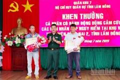 Chỉ huy trưởng Bộ Chỉ huy Quân sự tỉnh Lâm Đồng trao giấy khen tặng ông Dũng và ông Lâm về hành động dũng cảm ứng cứu 3 người bị mắc kẹt giữa dòng lũ chảy xiết.