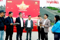 Phó Chủ tịch Ủy ban nhân dân tỉnh Lâm Đồng Đinh Văn Tuấn trao đổi với các cơ quan, đơn vị liên quan trong quá trình kiểm tra.