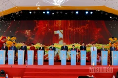 Phó Thủ tướng thường trực Chính phủ Nguyễn Hòa Bình và lãnh đạo bộ ngành Trung ương, địa phương, cùng nhà đầu tư thực hiện nghi thức khởi công dự án cao tốc Bảo Lộc-Liên Khương. 