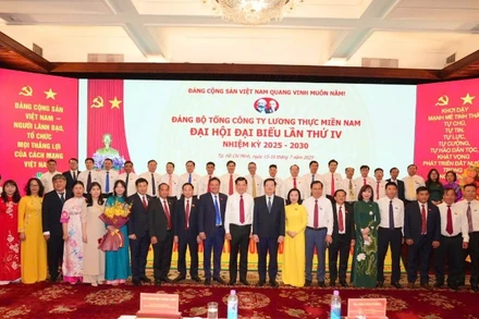 Các đại biểu tham dự Đại hội chụp ảnh lưu niệm.