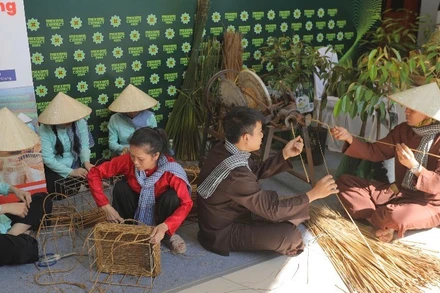 Người dân đan lát các sản phẩm thủ công từ cỏ năn tượng.