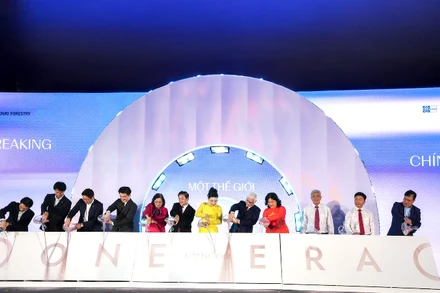 Các đại biểu thực hiện nghi thức khởi công dự án.