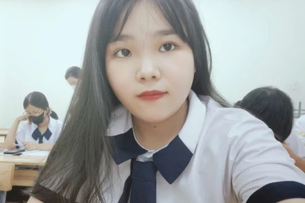 Trong bộ đồng phục trắng giản dị, Như Quỳnh ngồi giữa các bạn nhỏ tuổi hơn, bước trên hành trình mới.