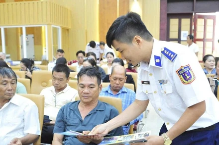 Lực lượng Cảnh sát biển đã phát tờ gấp về tuyên truyền chống khai thác IUU cho ngư dân khi phiên tòa giả định kết thúc 