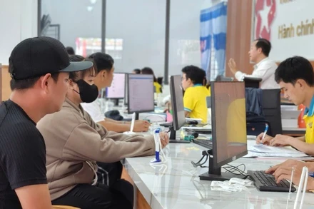 Người dân làm thủ tục hành chính tại phường Vũng Tàu, Thành phố Hồ Chí Minh.