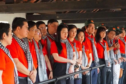 Đoàn công tác Đảng ủy các cơ quan Đảng Thành phố Hồ Chí Minh về nguồn, tham quan và tìm hiểu lịch sử tại di tích Nhà tù Côn Đảo.