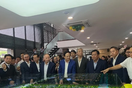 Khách hàng tham quan sa bàn dự án.