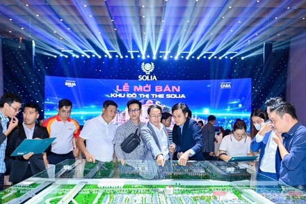 Khách hàng xem mô hình dự án tại lễ mở bán.