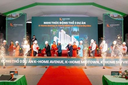 Các đại biểu thực hiện nghi lễ động thổ 3 dự án.