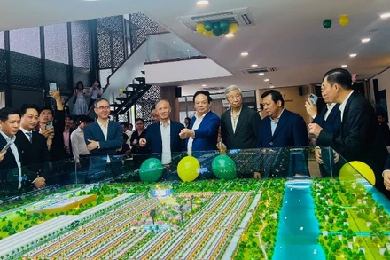 Khách hàng thăm quan sa bàn dự án Dragon Eden.