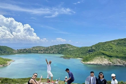 Du khách trải nghiệm và khám phá thiên nhiên tại Côn Đảo.