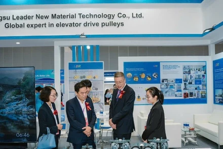 Các đại biểu tham quan Triển lãm.